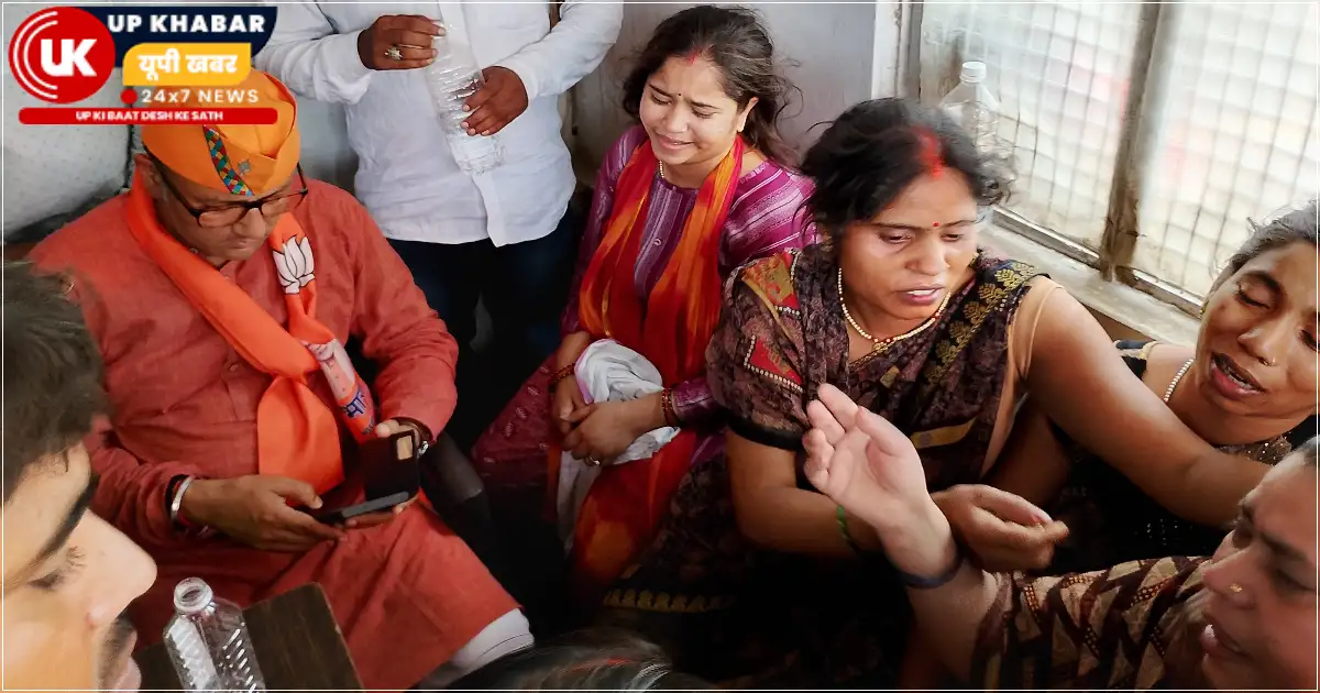 वाराणसी के रामनगर में मुकेश चौहान की मौत के बाद लोगों का गुस्सा फूट पड़ा, गोलाघाट में चक्काजाम, परिजनों का आरोप है कि पुलिस ने मामले में ढिलाई बरती थी।