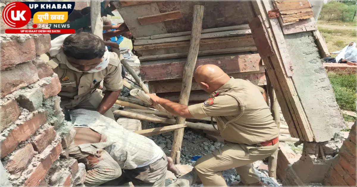 वाराणसी के लंका थाना क्षेत्र में निर्माणाधीन इमारत की छत गिरने से दो मजदूर दब गए, जिसमें एक की मौत हो गई और दूसरे का इलाज बीएचयू ट्रामा सेंटर में चल रहा है।
